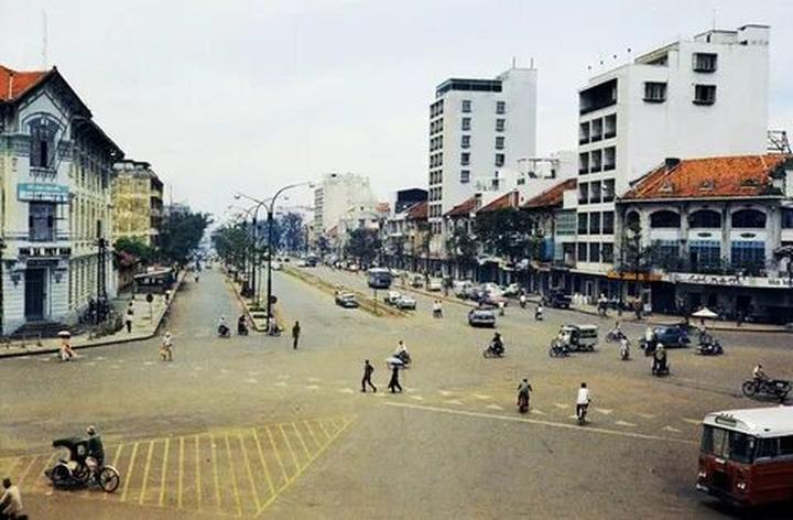 Huang Yoyo: Shop này dựa trên thiết kế basic, nhưng lại trẻ trung và phong cách.